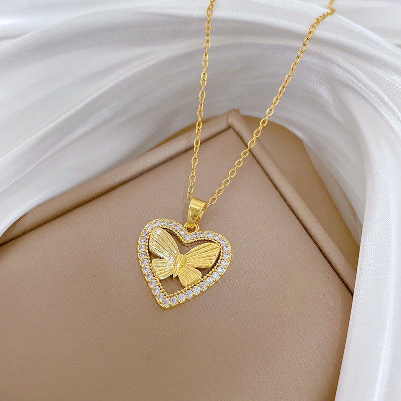 Collana con ciondolo a farfalla minimalista con cuore intagliato in acciaio al titanio, catena sottile per donna