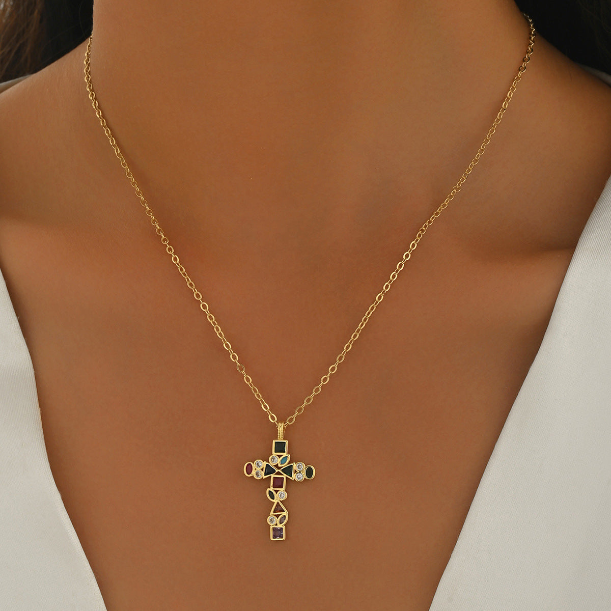 Collana con ciondolo a croce minimalista da donna con intarsio in zircone su base in rame, gioiello geometrico con catena a medaglione