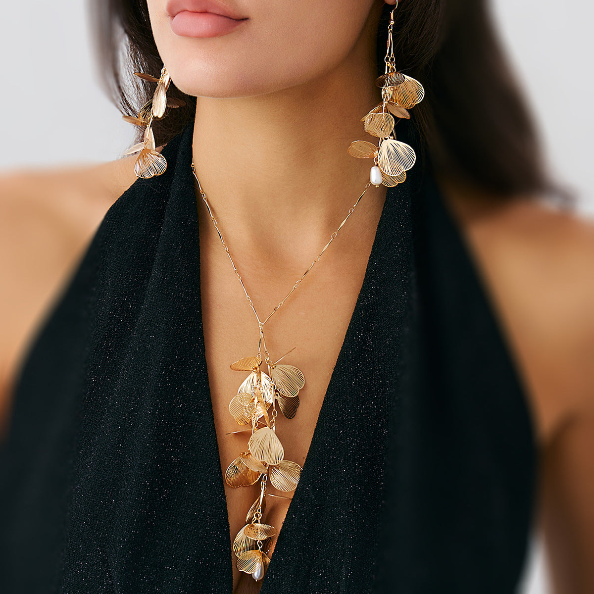 Collana Pendente Minimalista a Foglia di Ginkgo da Donna con Perla di Imitazione e Catena a Y in Metallo con Finitura Elettrodeposita
