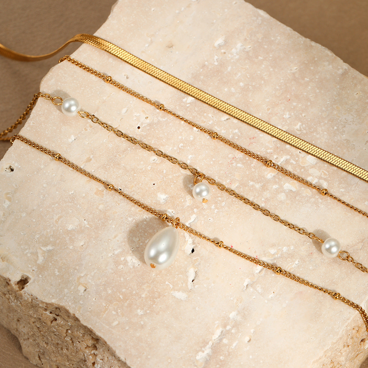 Collar Minimalista con Colgante de Gota de Agua para Mujer con Cadena de Acero Inoxidable y Acabado Bañado