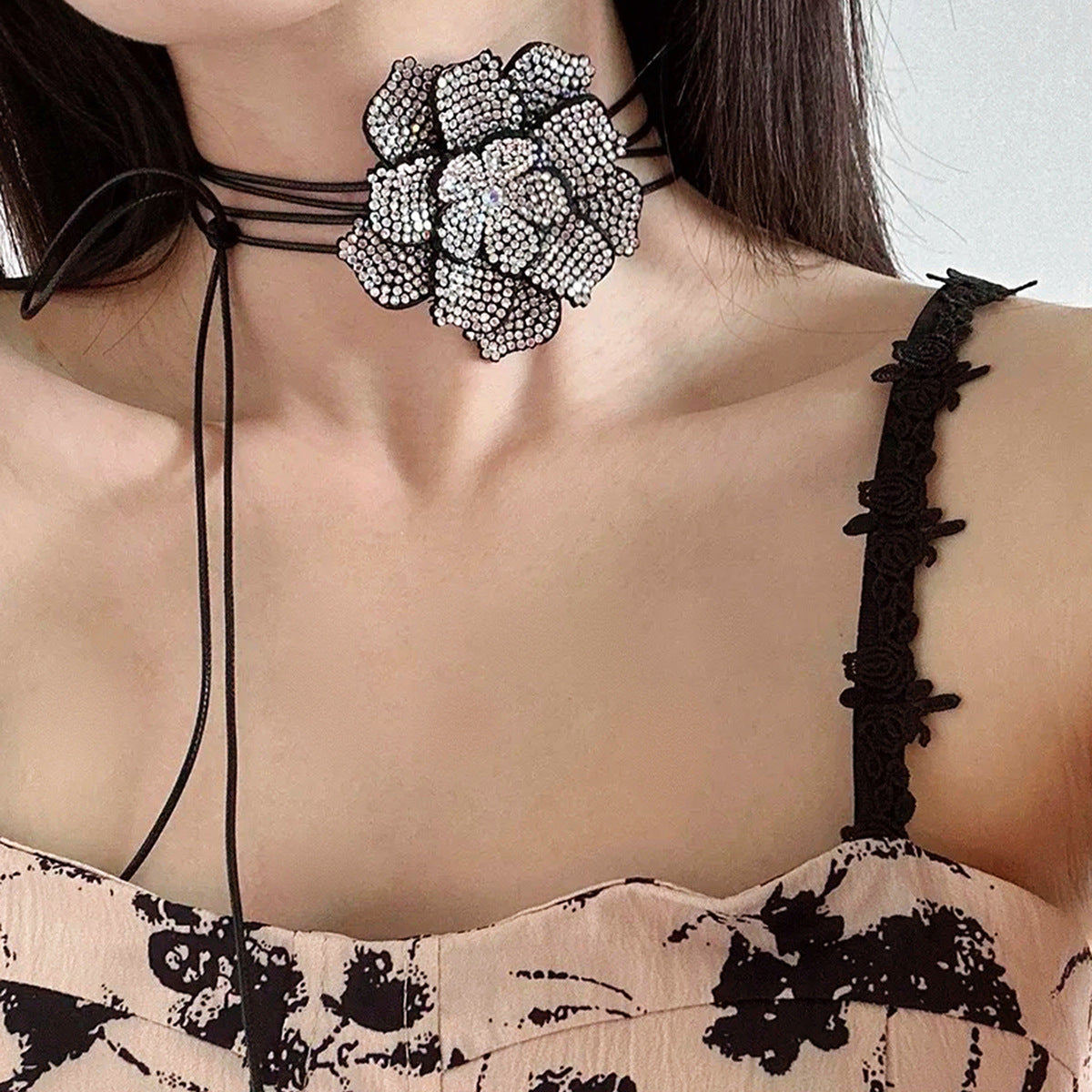 Collana girocollo floreale vintage con intarsi in strass su cordino di velluto regolabile, ciondolo multistrato con nappe da donna