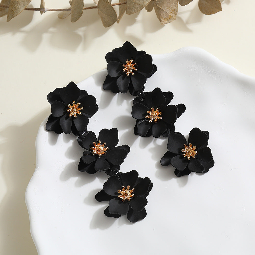Pendientes Bohemios Florales para Mujer con Pétalos de Metal Pintados y Diseño de Camelia