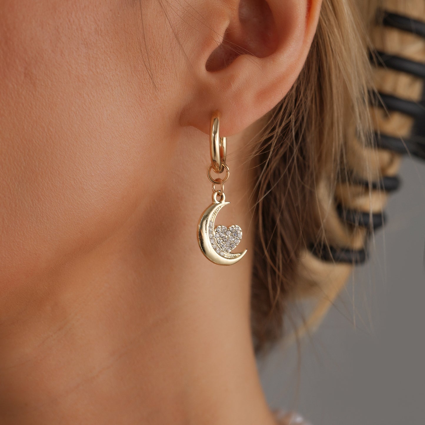 Elegant Moon and Heart Shaped Alloy Necklace with Clear Rhinestones and Pearl Accents for Women