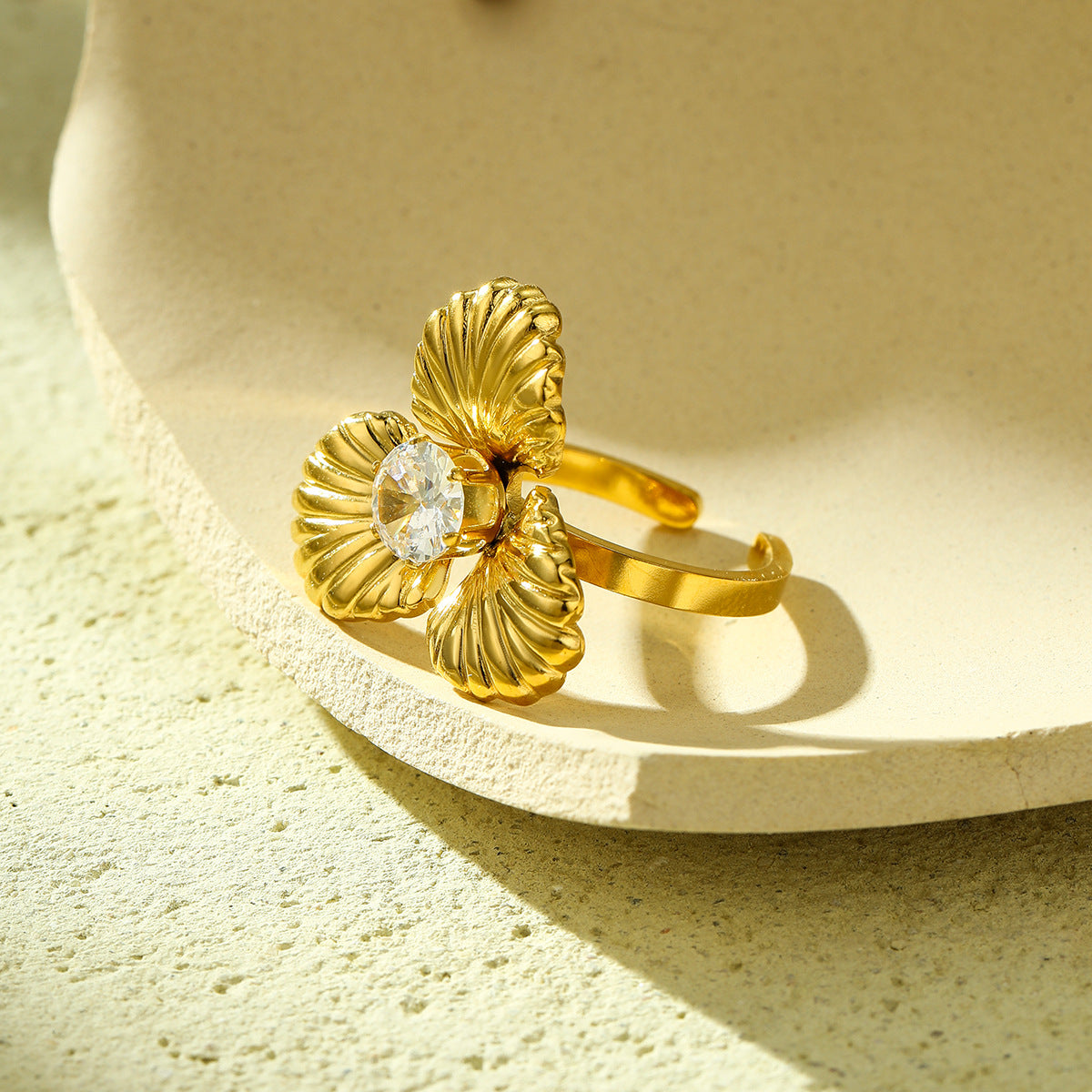 Elegante Anello Aperto da Donna in Acciaio al Titanio con Design Floreale 3D, Intarsiato con Strass e Finitura di Lusso