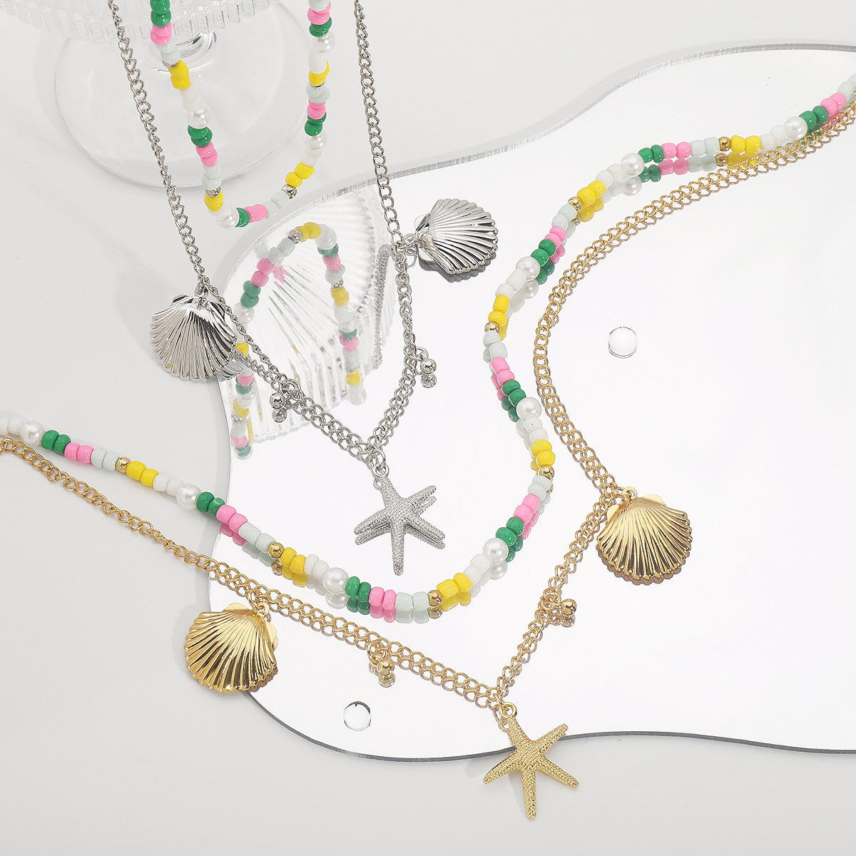 Collar con colgante de conchas marinas naturales y estrellas de mar con cuentas geométricas y cadena de aleación para mujer