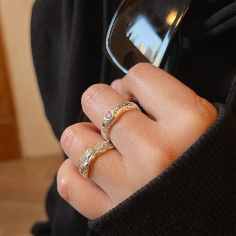 Anillo minimalista de corazón de plata de ley 925 mate con detalle de grano cuadrado biselado para mujer