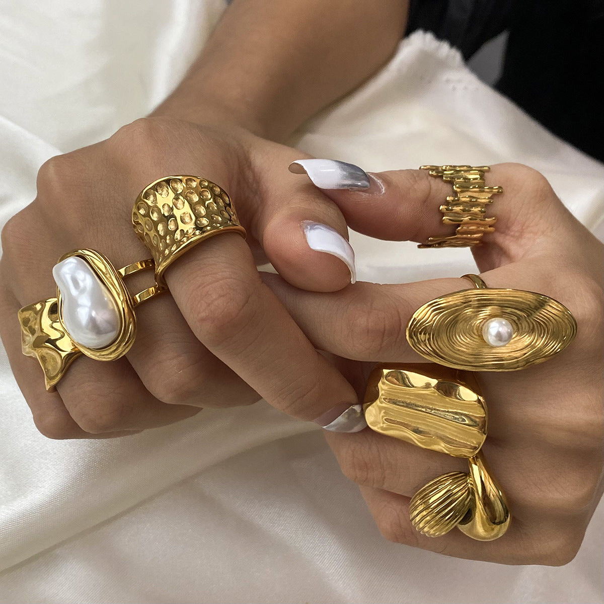 Anillo de Acero de Titanio Geométrico Minimalista con Acento de Perla para Mujer, Bañado en Oro PVD al Vacío, Banda de Acero Inoxidable Hipoalergénico