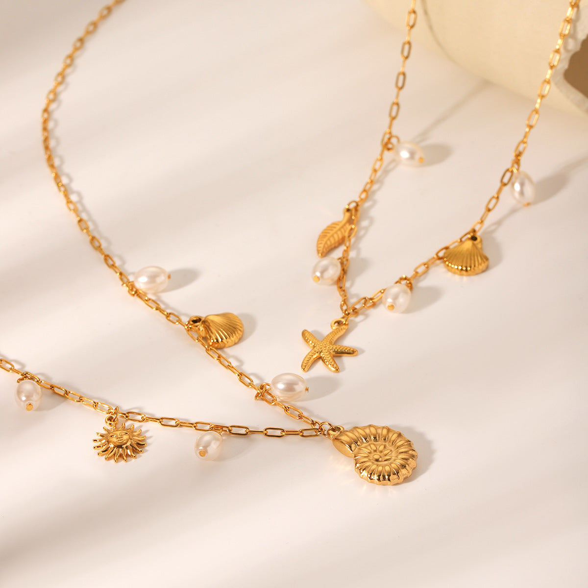 Collana con ciondolo a stella marina e conchiglia, ispirata all'oceano, in acciaio inossidabile con finitura placcata, per donna