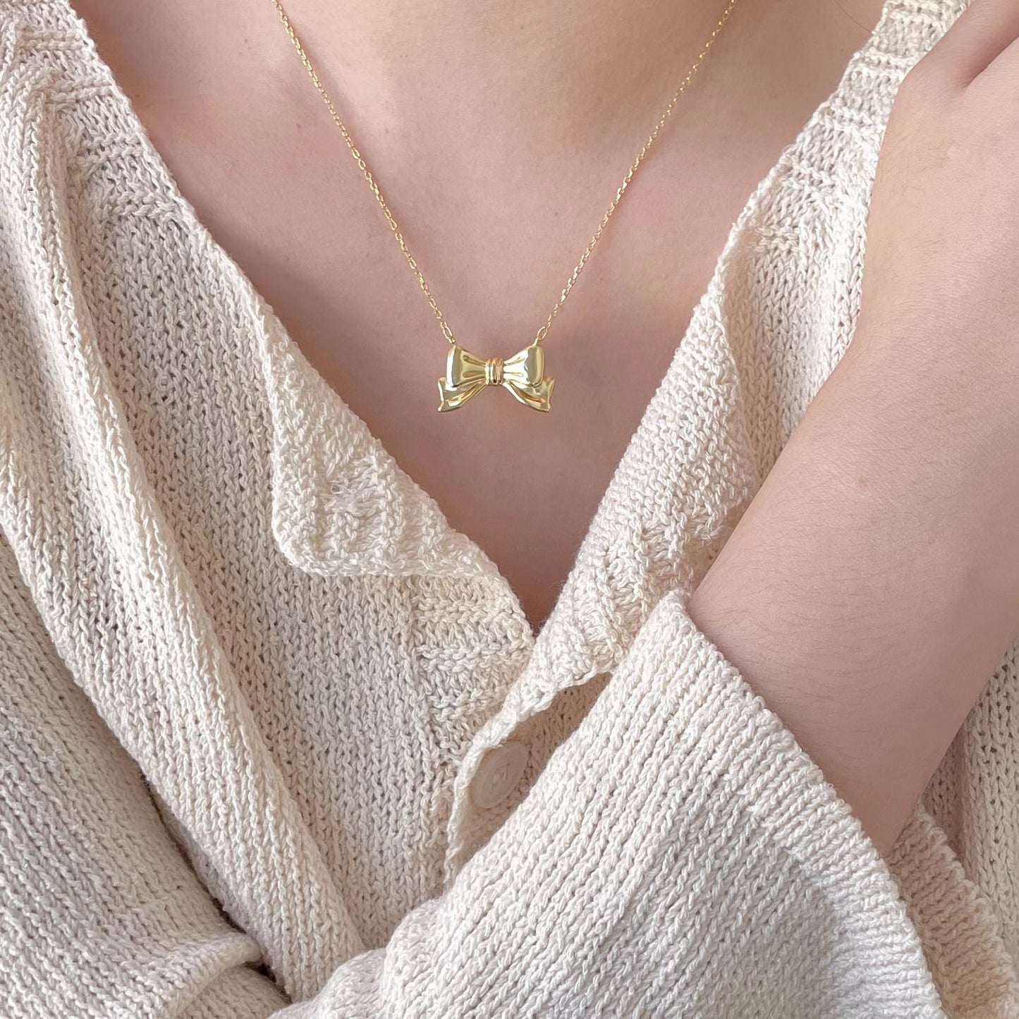 Collar con Colgante Minimalista de Nudo de Lazo en Plata de Ley 925 con Baño de Oro en Cadena de Cuentas