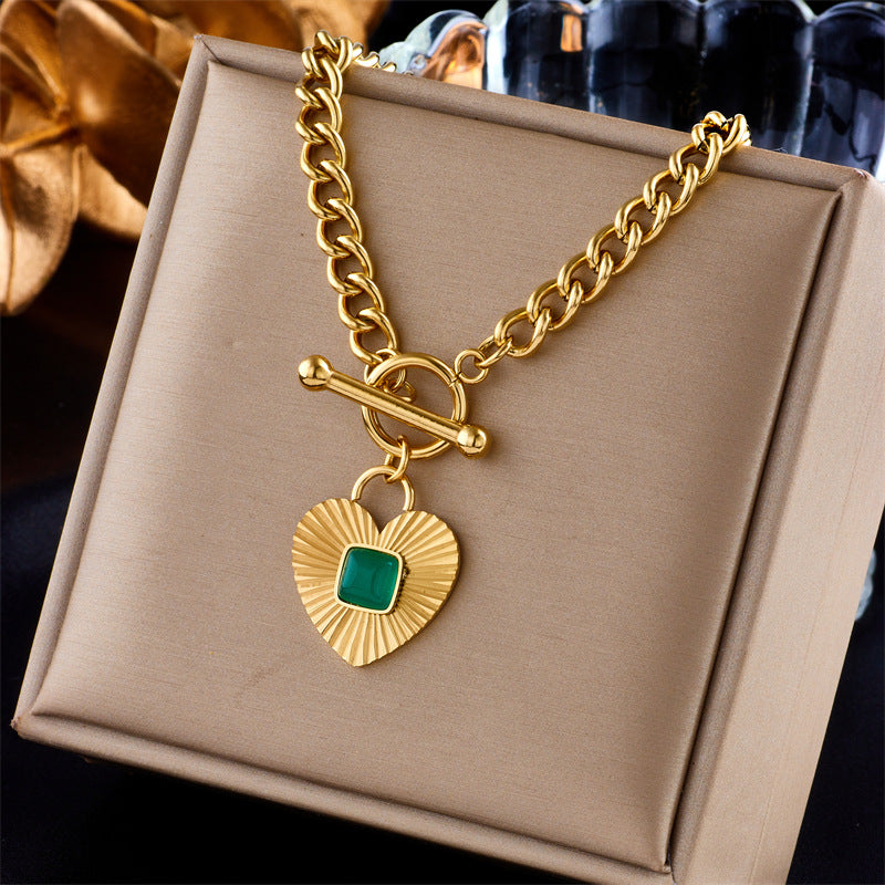 Conjunto de collar con colgante de corazón de circonita esmeralda y pendientes estilo francés vintage en acero de titanio con acabado chapado para mujer