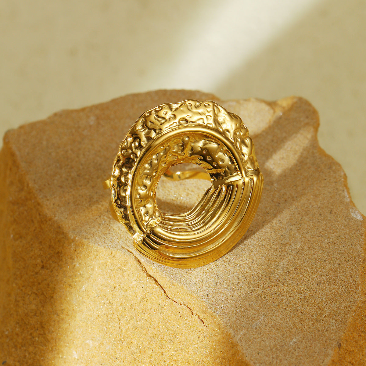 Anello da donna di lusso geometrico in acciaio al titanio con texture martellata, design rotondo cavo e finitura galvanizzata