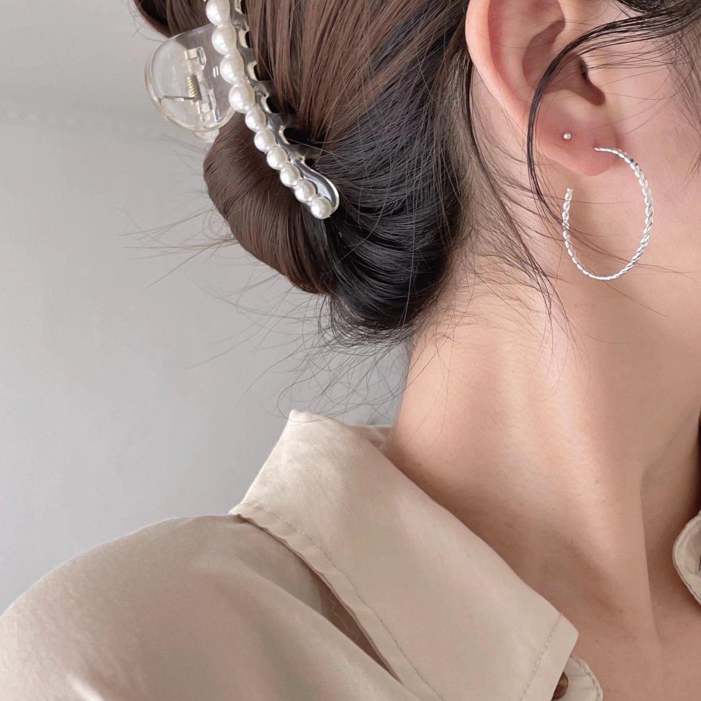 Minimalist Vintage 925 Sterling Silver Teardrop Polished Hoop Earrings with Pearl Inlay and Floral Pattern