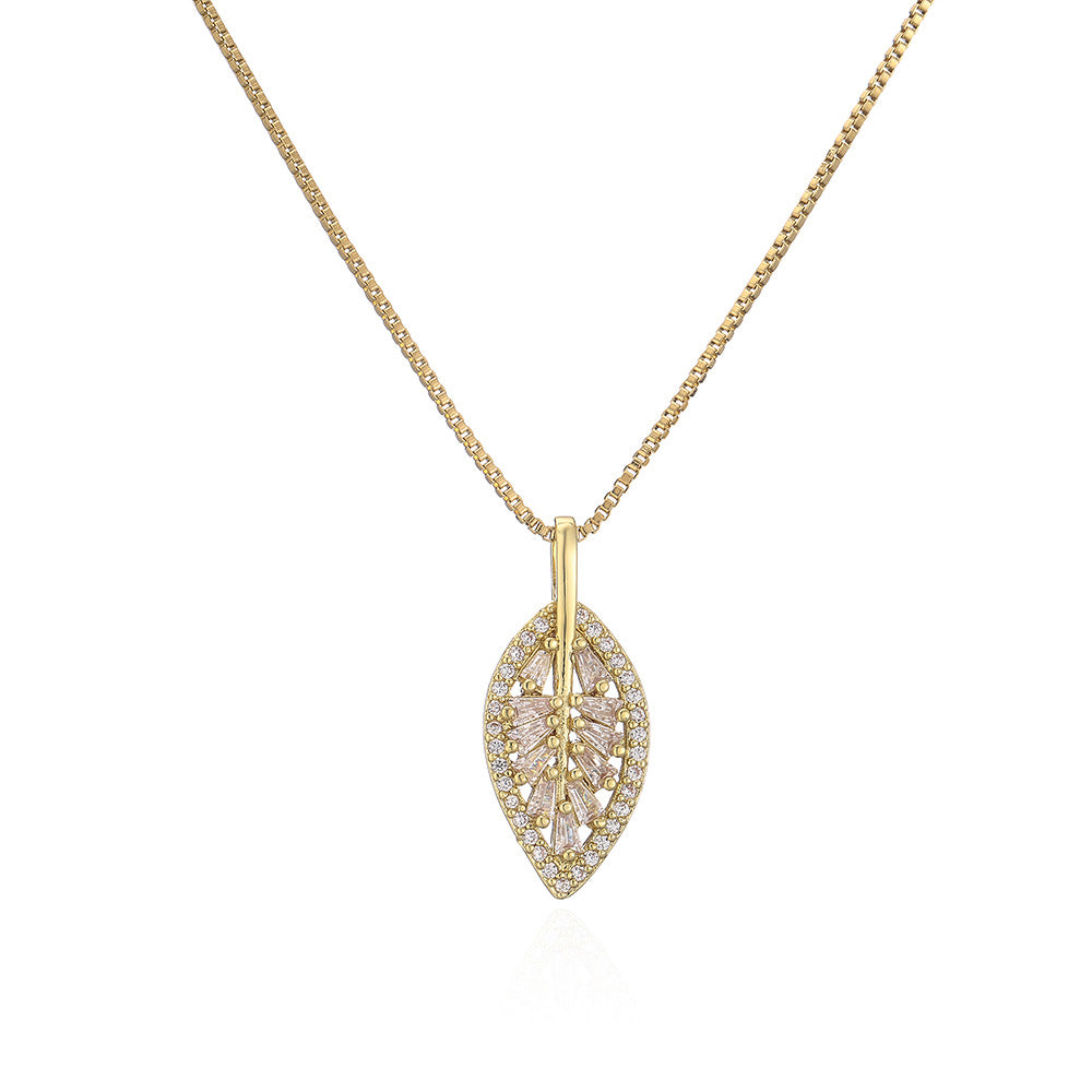 Collana con Pendente a Foglia Minimalista da Donna con Base in Rame Placcata in Oro 18K e Zirconia Micro-Incastonata
