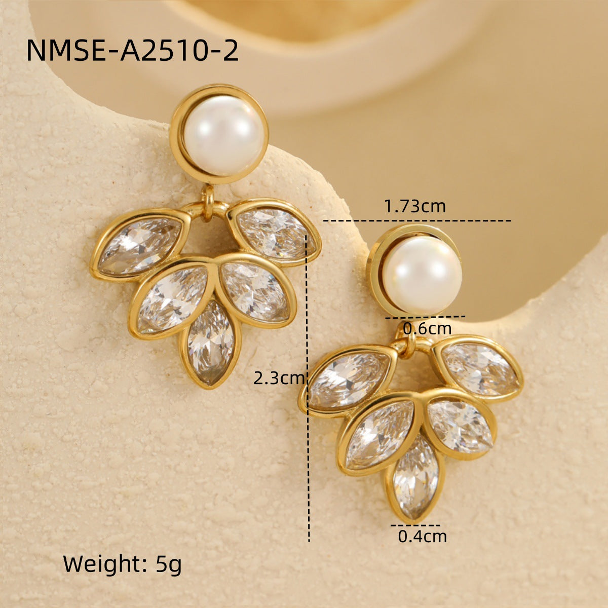 Orecchini da donna alla moda in acciaio inossidabile con motivi floreali e geometrici, intarsi di strass e placcatura in oro