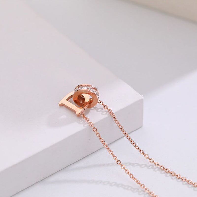 Collar con colgante de letra D de acero de titanio chapado en oro rosa, minimalista y a la moda para mujer, con cadena tipo O
