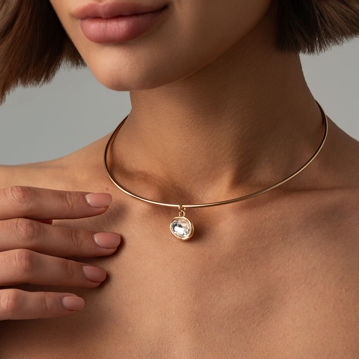 Minimalist Oval Geometric Rhinestone Plated Zinc Alloy Pendant Choker Necklace for Women