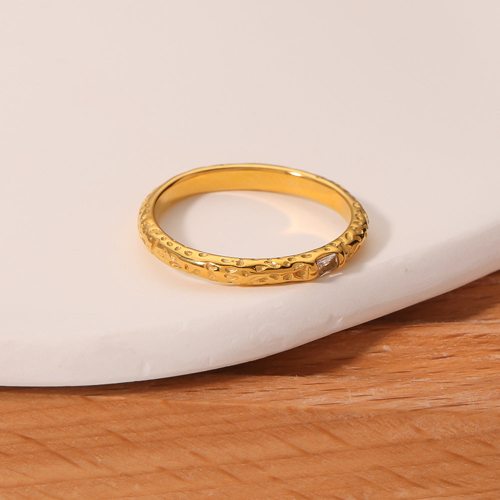 Anello Minimalista Irregolare Testurizzato con Zirconia in Acciaio al Titanio, Placcato Oro 18K, per Dito Indice