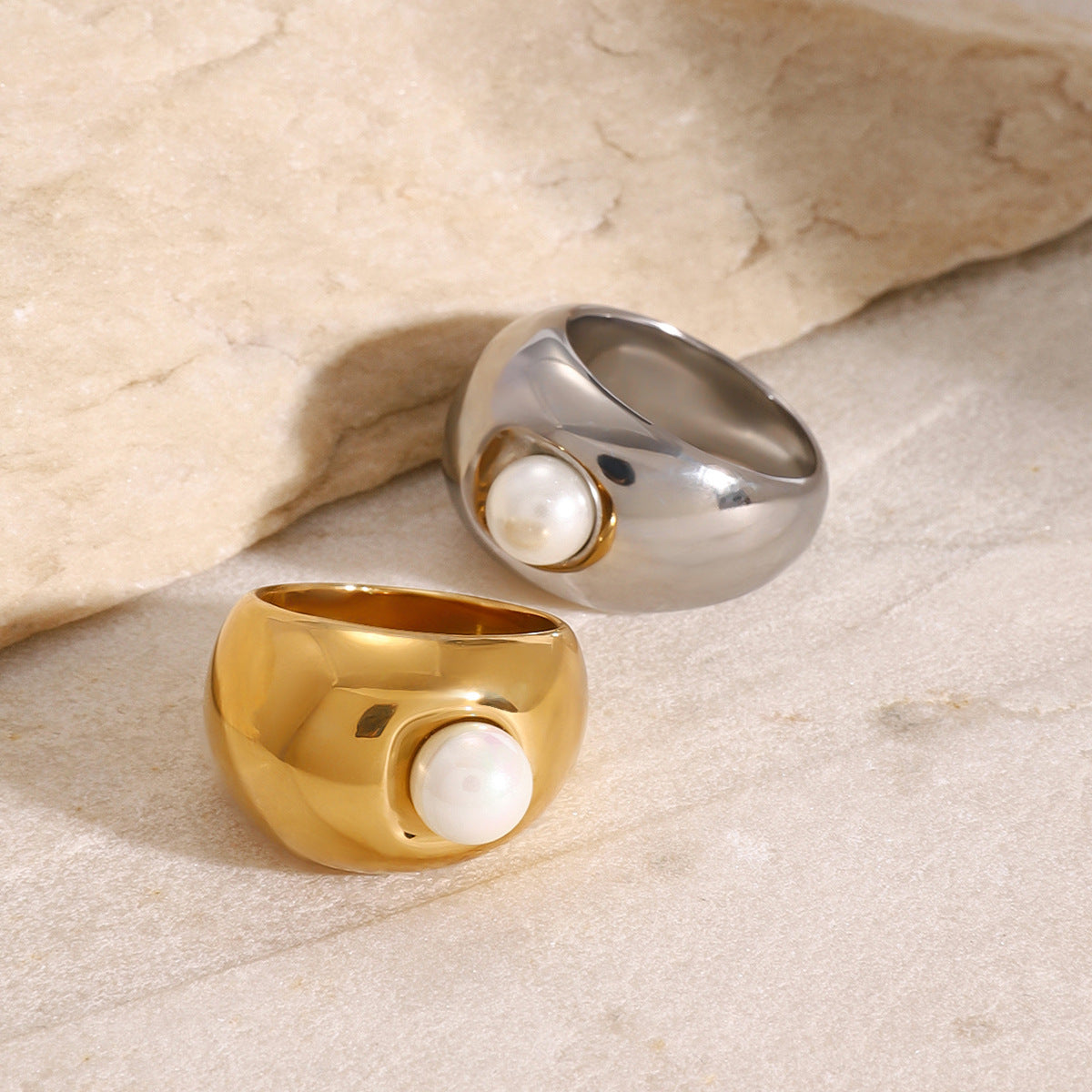 Anillo de acero inoxidable geométrico vintage con incrustaciones de perlas y acabado chapado para mujer