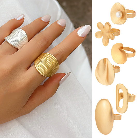 Anello da donna minimalista in lega geometrico floreale irregolare con design arricciato testurizzato