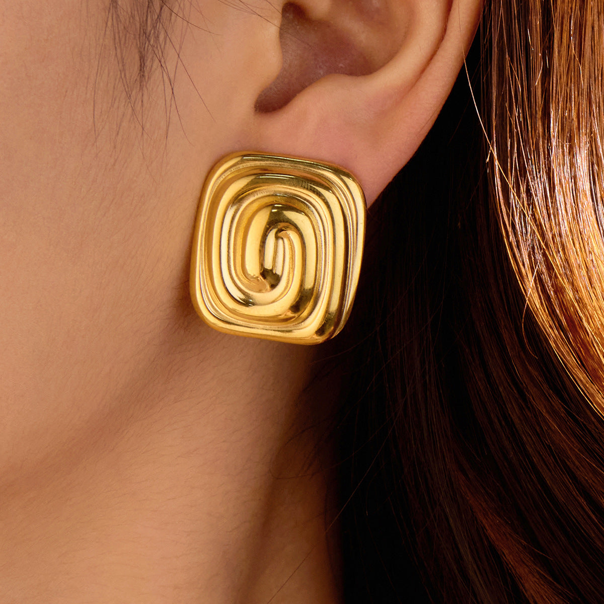 Pendientes de acero de titanio rectangulares vintage con textura en espiral para mujer con baño de oro de 18 quilates