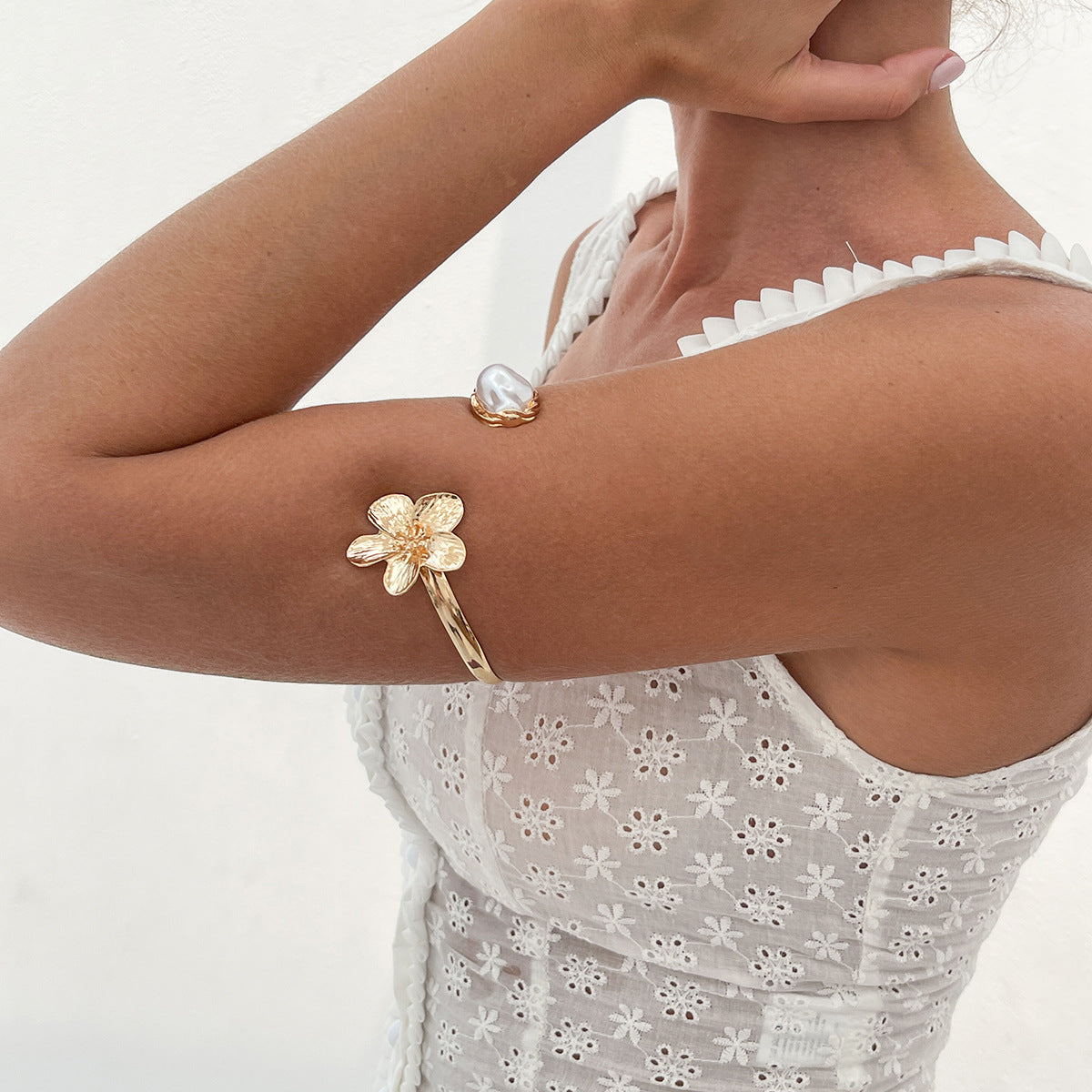 Bracciale da donna asimmetrico in metallo effetto vintage con design floreale d'ispirazione barocca e perle finte