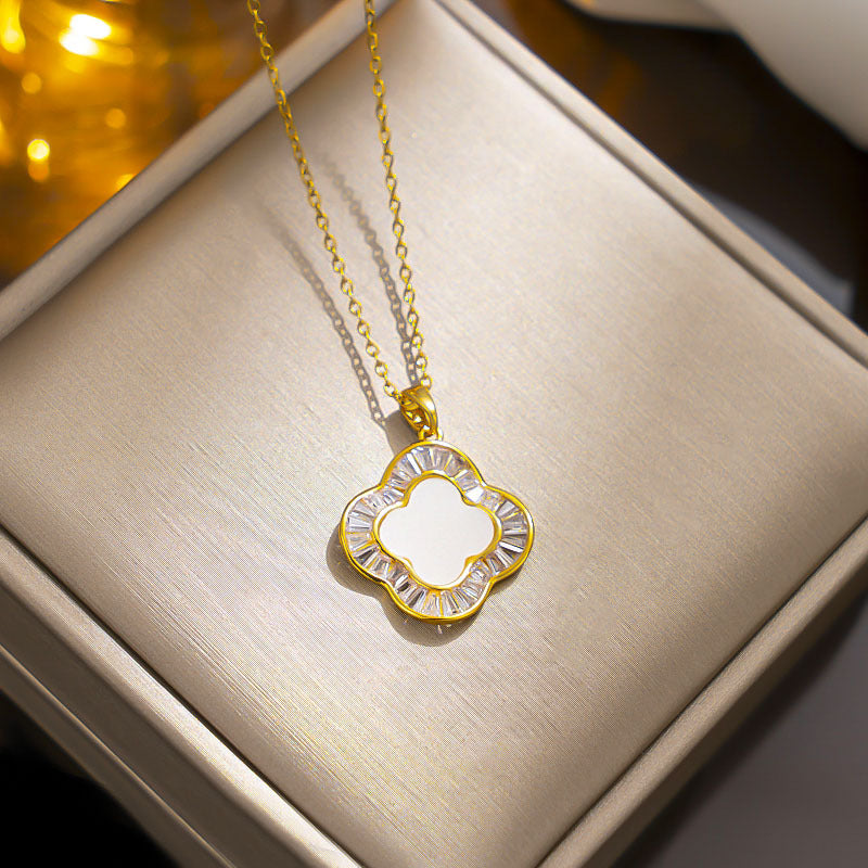 Collana a Trifoglio Minimalista in Acciaio al Titanio con Zircone e Pendente in Madreperla su Catena O per Donna