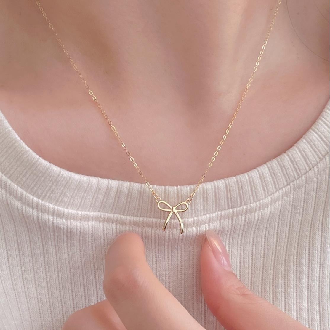 Collar Minimalista con Forma de Lazo de Plata de Ley 925 con Cadena de Cruz para Mujer
