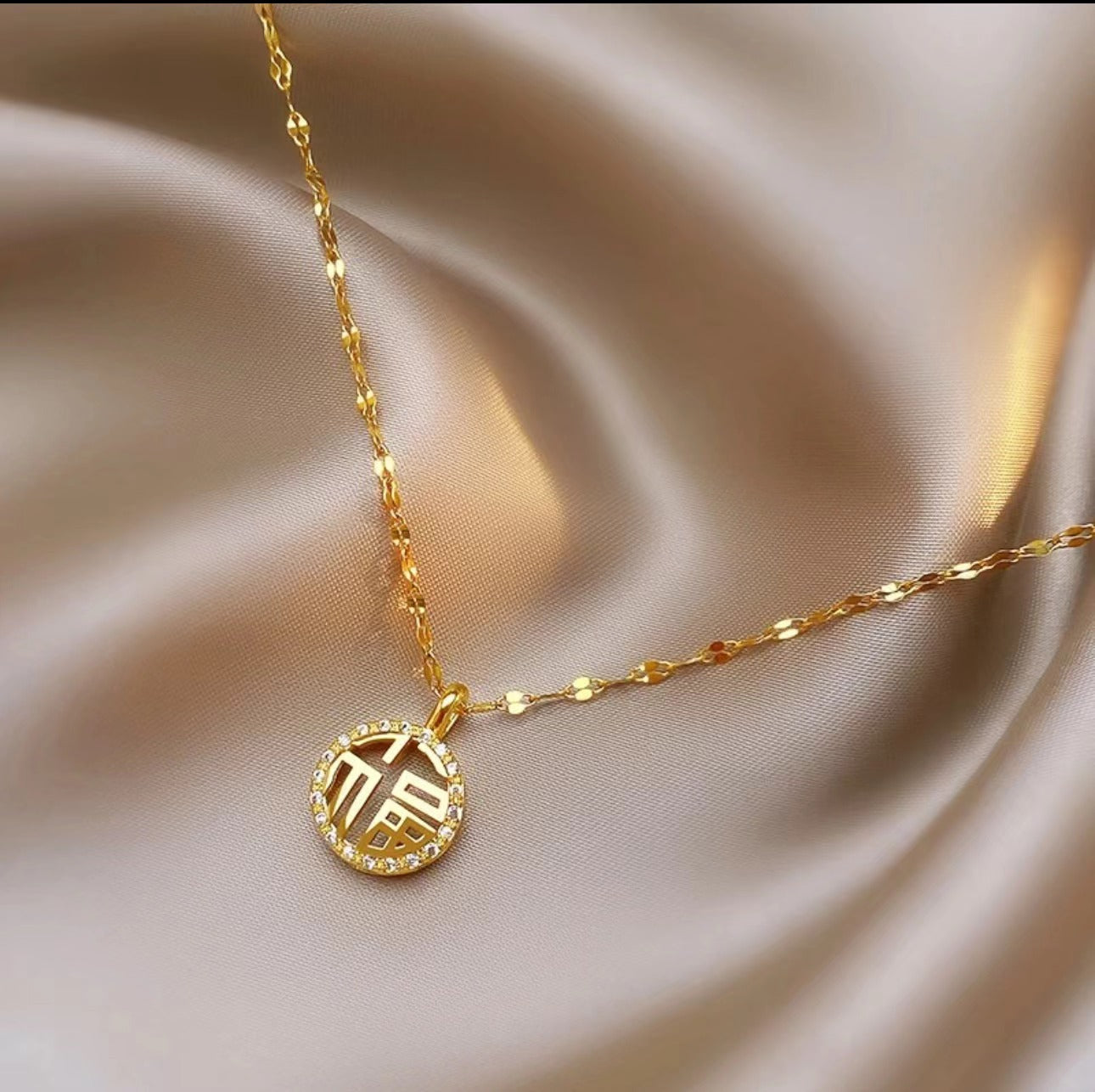 Collana con ciondolo minimalista carattere cinese Fu in acciaio al titanio placcato oro e catena ondulata per donna