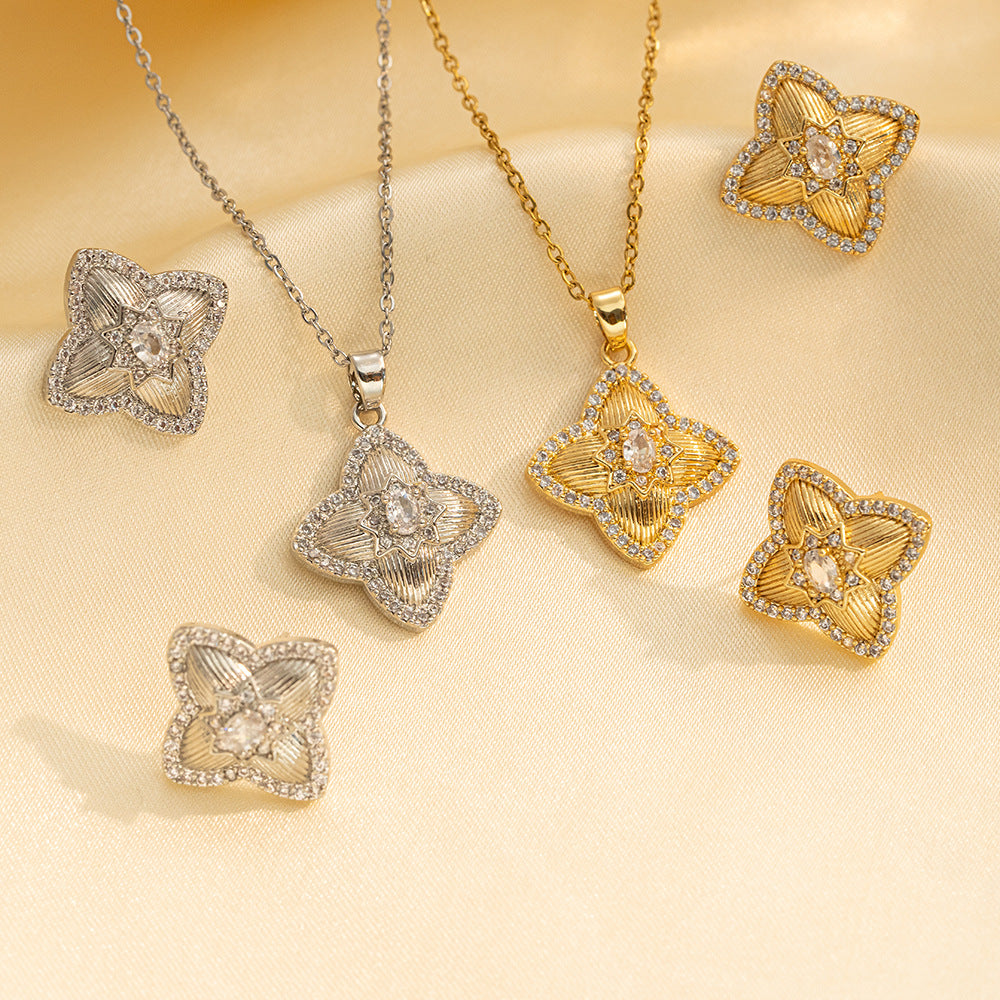 Set collana con ciondolo a forma geometrica tonda di Topolino e quadrifoglio in acciaio al titanio con intarsio di strass da donna