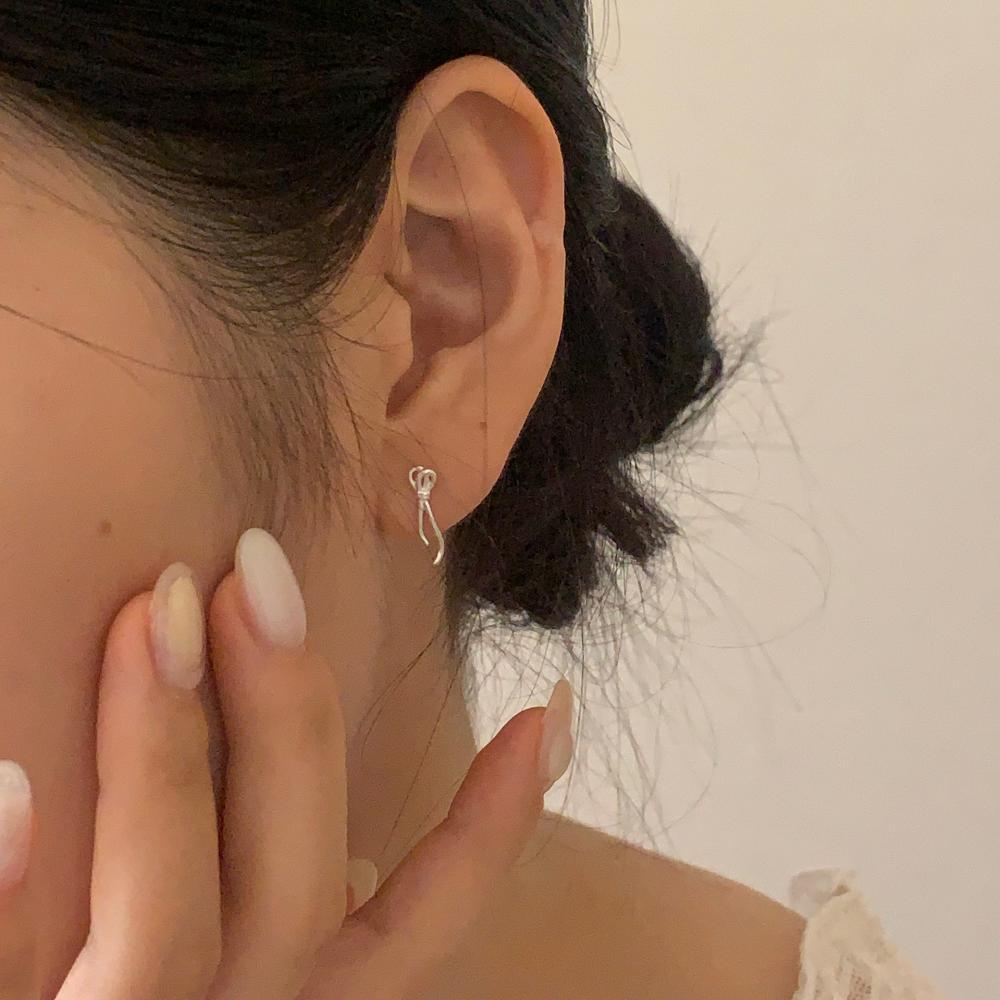 Pendientes minimalistas de lazo chapados en plata de ley 925
