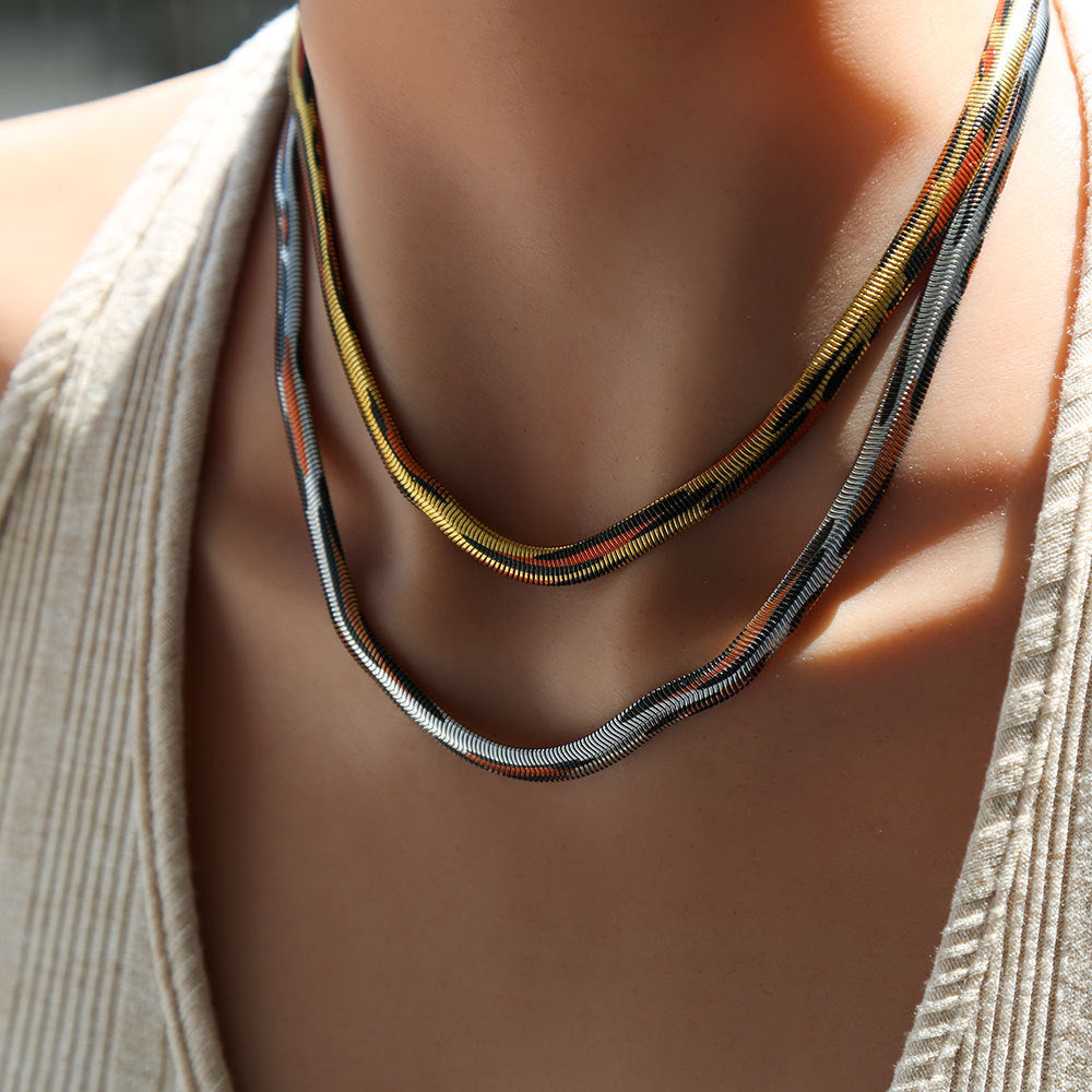 Collana girocollo da donna in acciaio al titanio geometrica minimalista a catena a serpente con finitura placcata, catena clavicola leggera