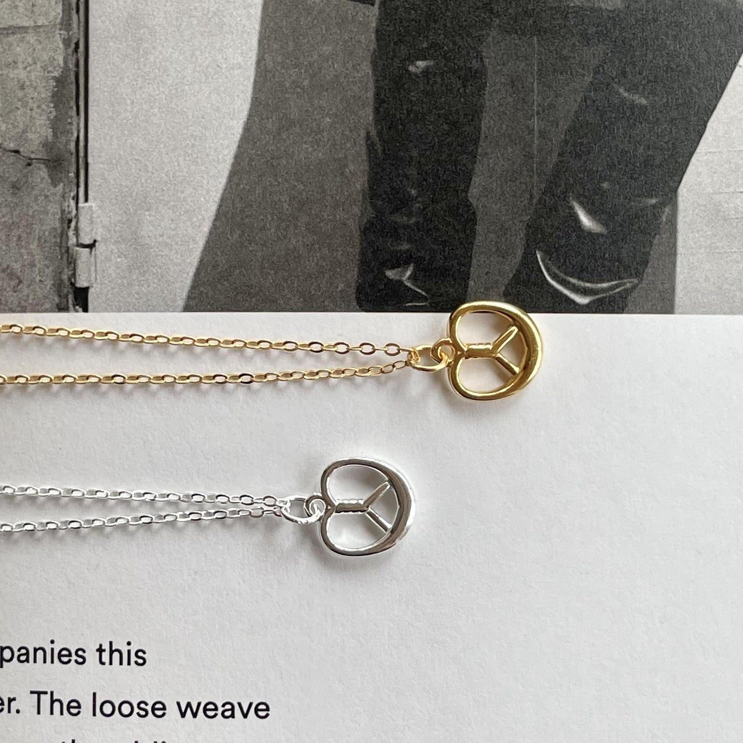 Collana con Pendente Nodo Geometrico Minimalista per Acqua Alcalina in Argento Sterling 925 con Finitura Placcata