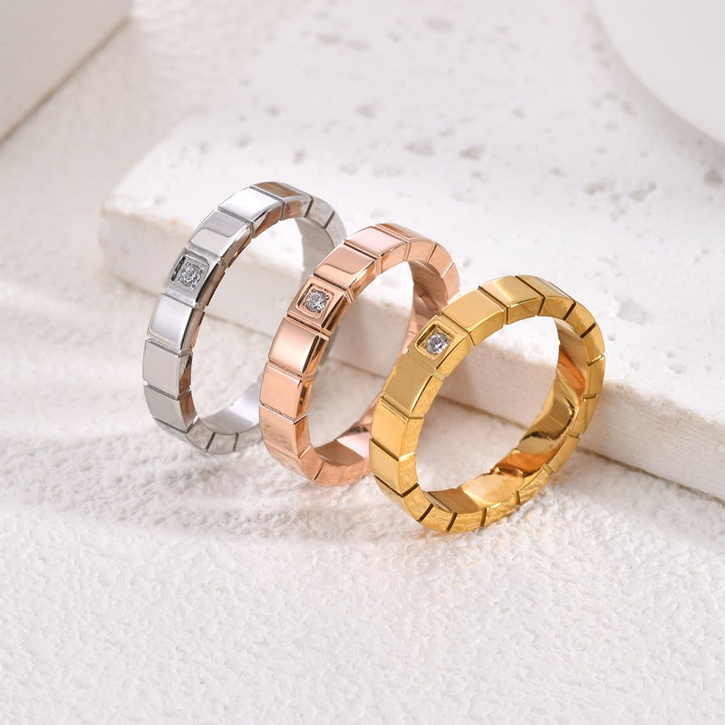 Precioso Anillo Cuadrado Geométrico de Acero Inoxidable con Chapado de Titanio y un Solo Diamante de Imitación, Unisex