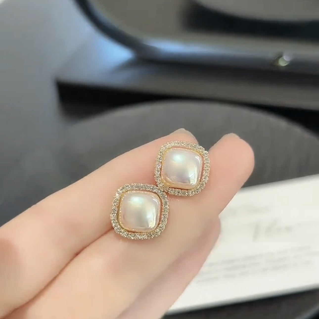Orecchini a perno con perla a forma di rombo intarsiati di strass da donna — Eleganti gioielli di moda d'ispirazione vintage con perni in acciaio placcato