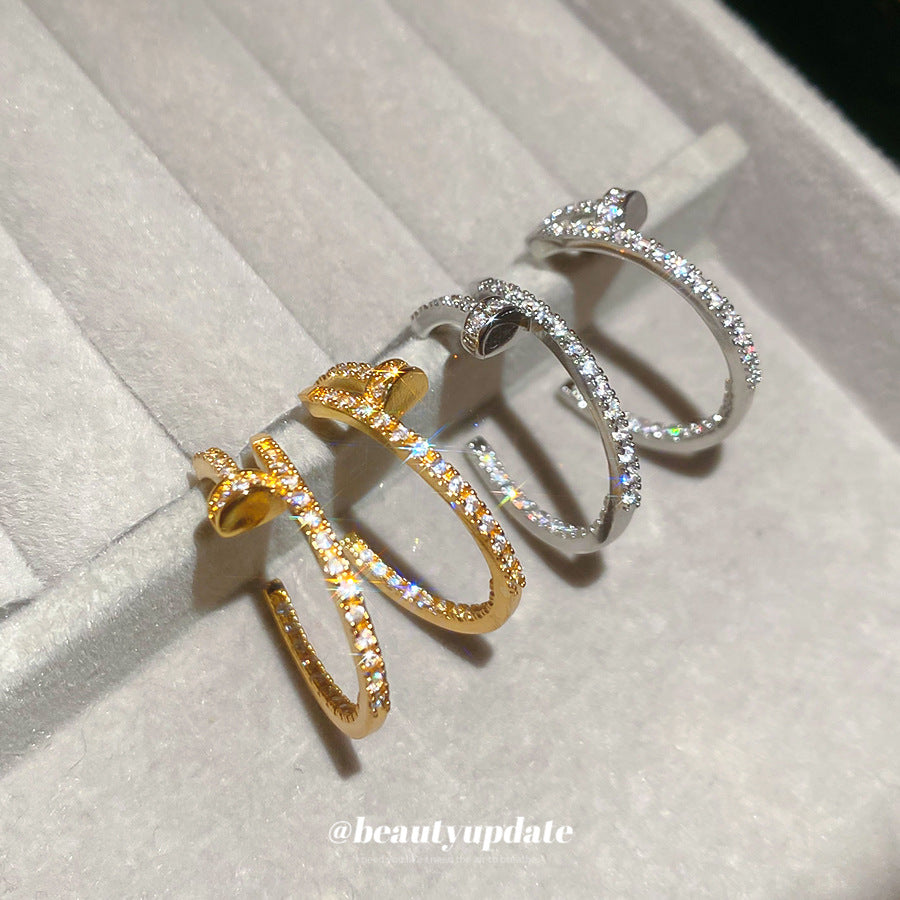 Orecchini a perno geometrici minimalisti a C in zirconia per donna con perni in argento placcato oro e base in rame