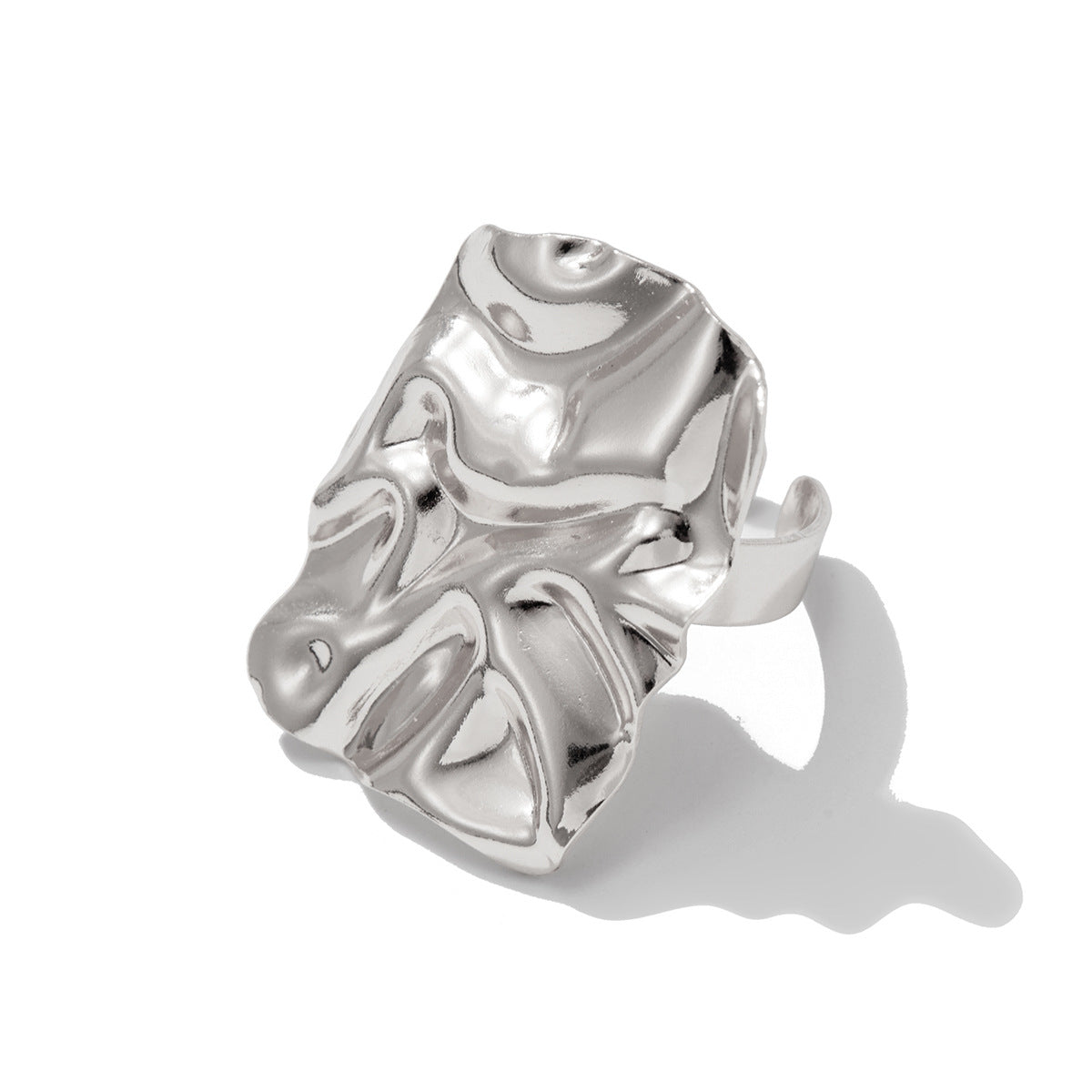 Anello da donna in lega rettangolare lucida con texture liquida a forma geometrica irregolare e finitura placcata