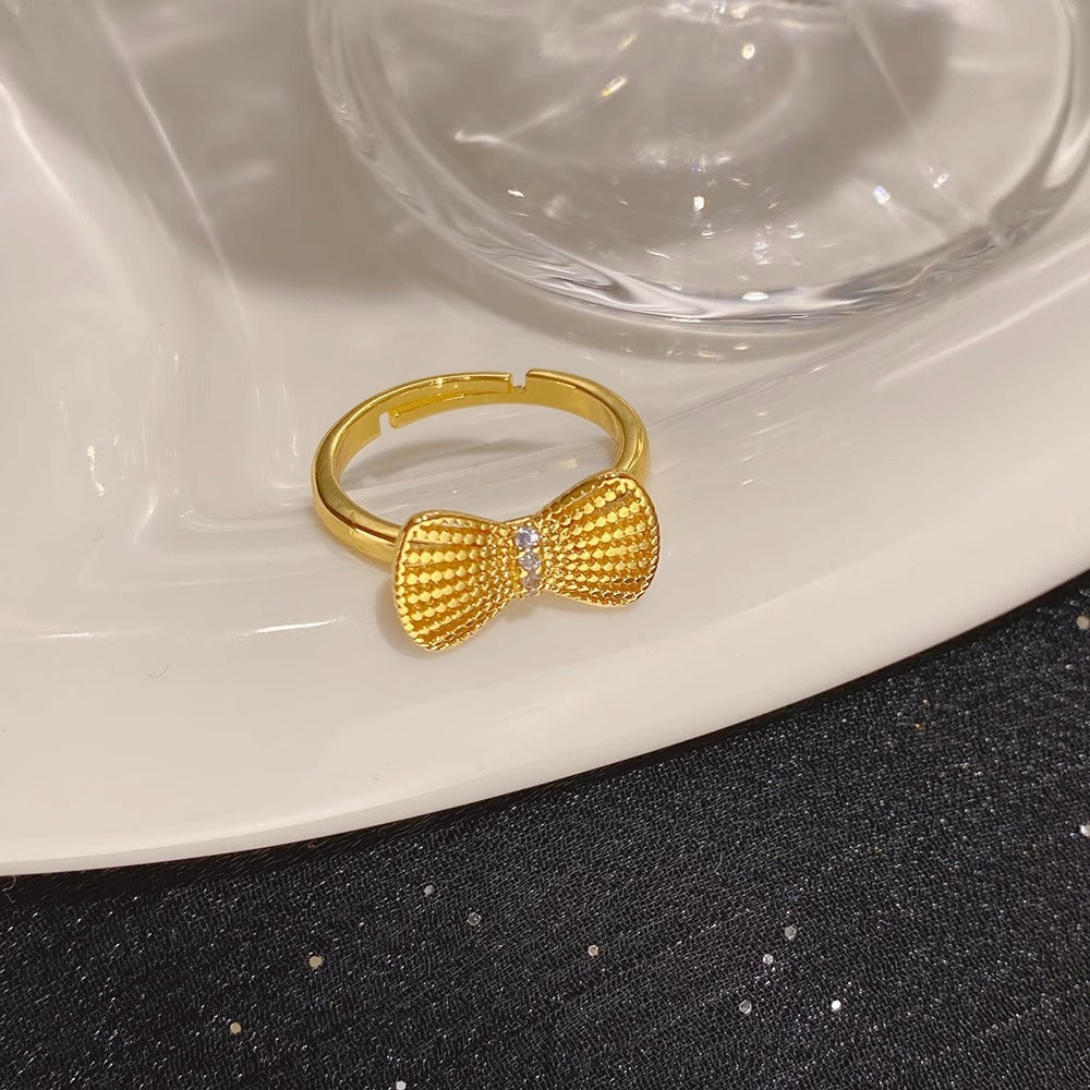 Anello Minimalista a Fiocco per Donna con Zirconia Micro-Incastonata su Base in Ottone Placcato Finitura Anello Regolabile