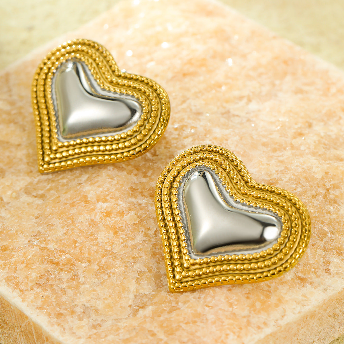Pendientes de corazón con broche de acero inoxidable pulido estilo vintage, chapado en oro de 18K y borde triple con cuentas