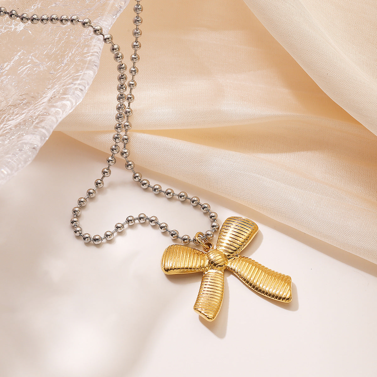 Sweet Vintage Bow-Shaped Pendant Necklace for Women Made of Titanium Steel with Gold Plating