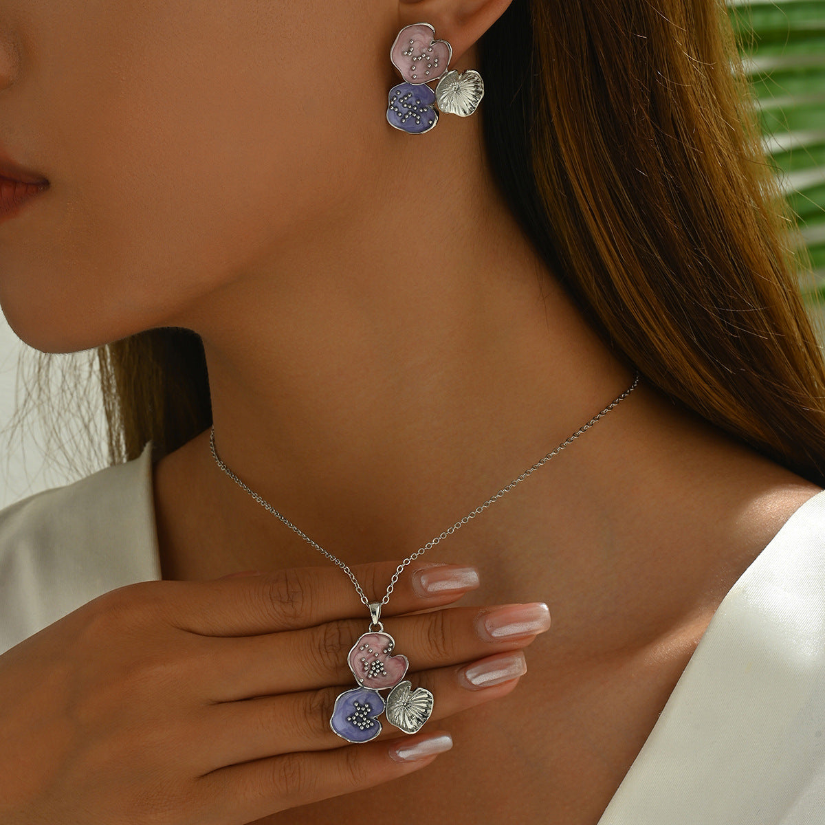 Set collana e orecchini in lega minimalista floreale con finitura smaltata da donna