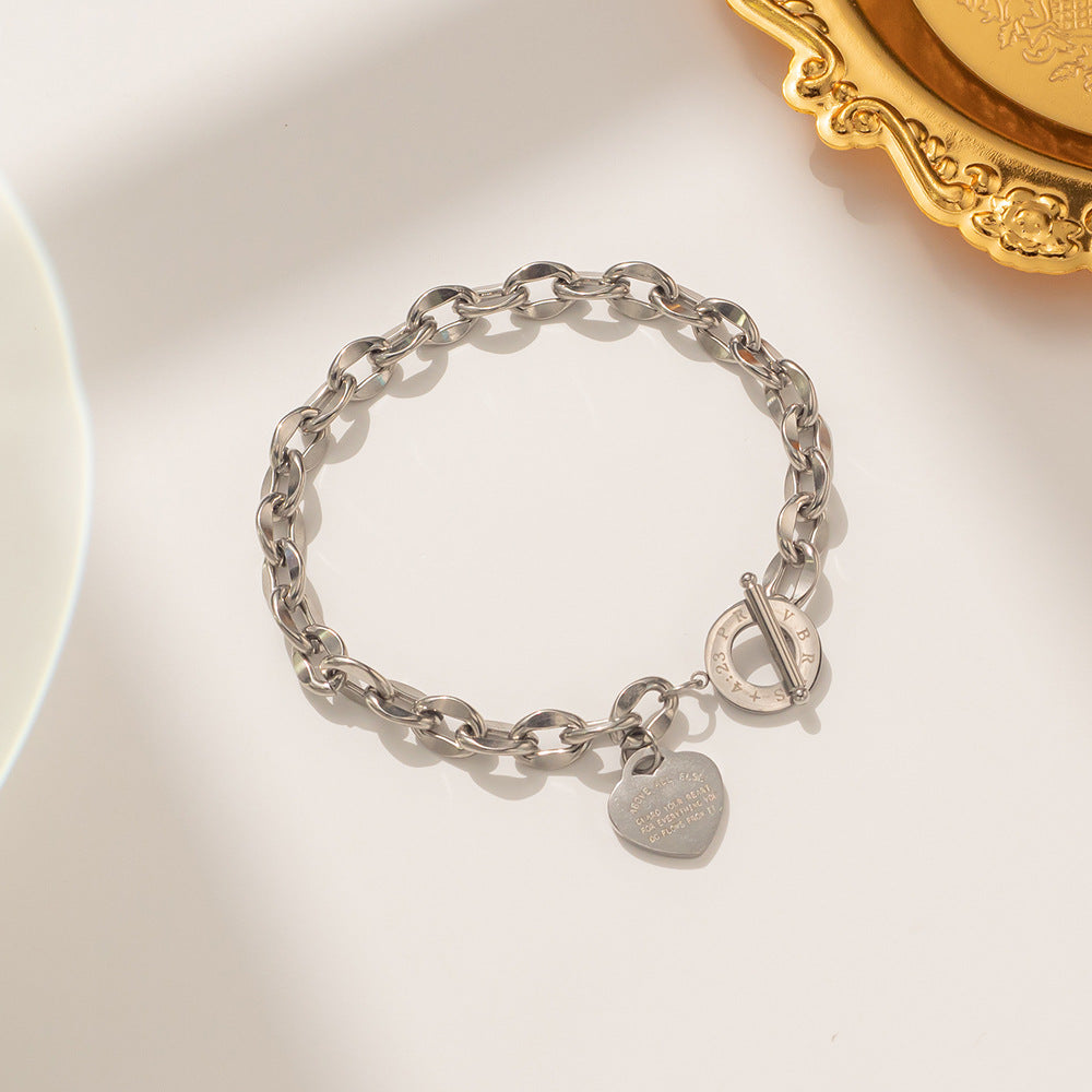 Bracciale a catena a O in acciaio al titanio alla moda da donna con forma a cuore e placcatura in rodio, versatile per l'ufficio