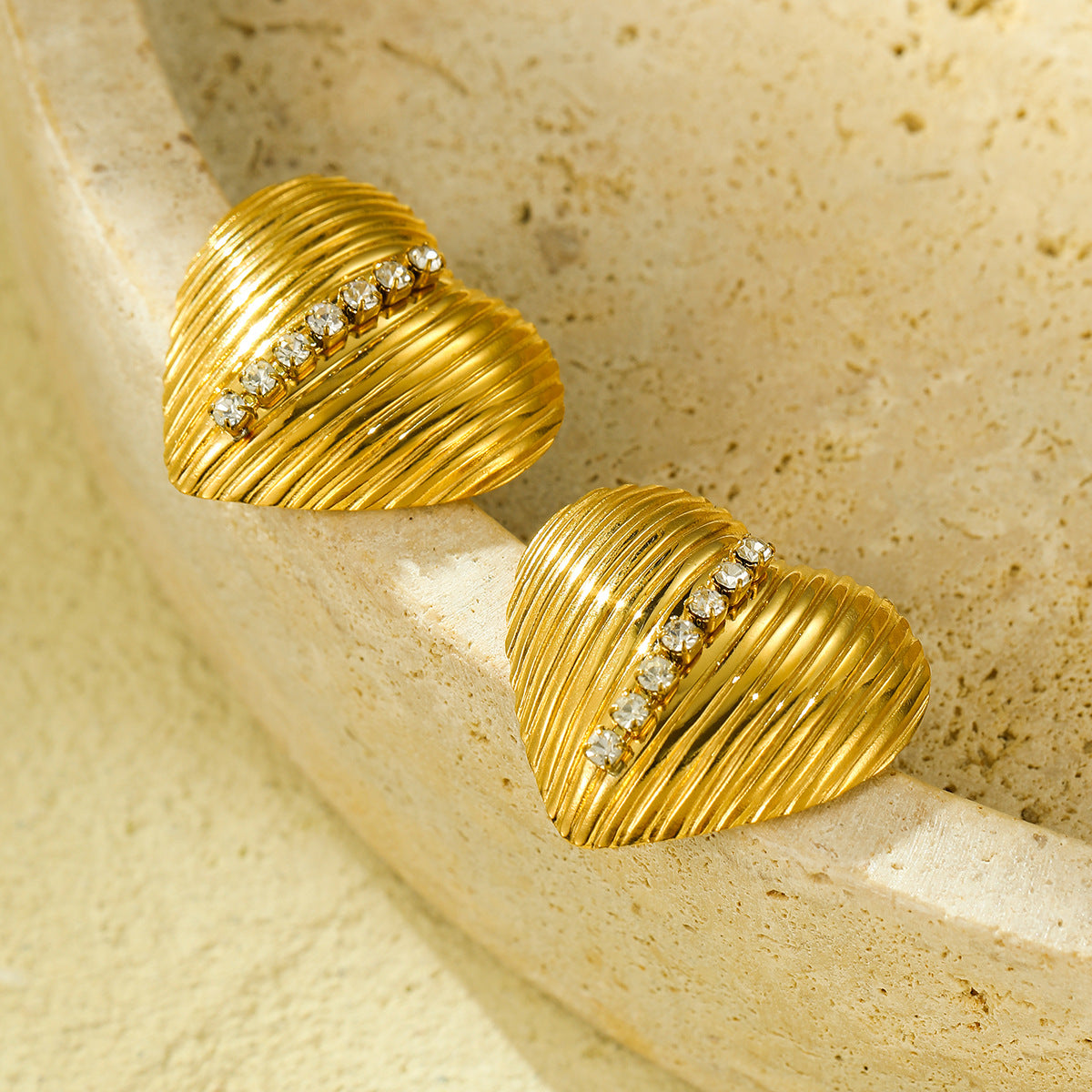 Pendientes de tuerca de acero de titanio con incrustaciones de circonita con forma de corazón, chapados en oro de 18 quilates, a la moda para mujer