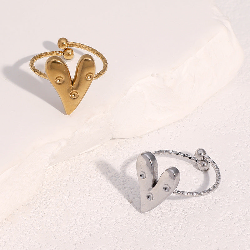 Anello da donna minimalista a forma di cuore in acciaio al titanio con placcatura in oro 18 carati e intarsio di strass