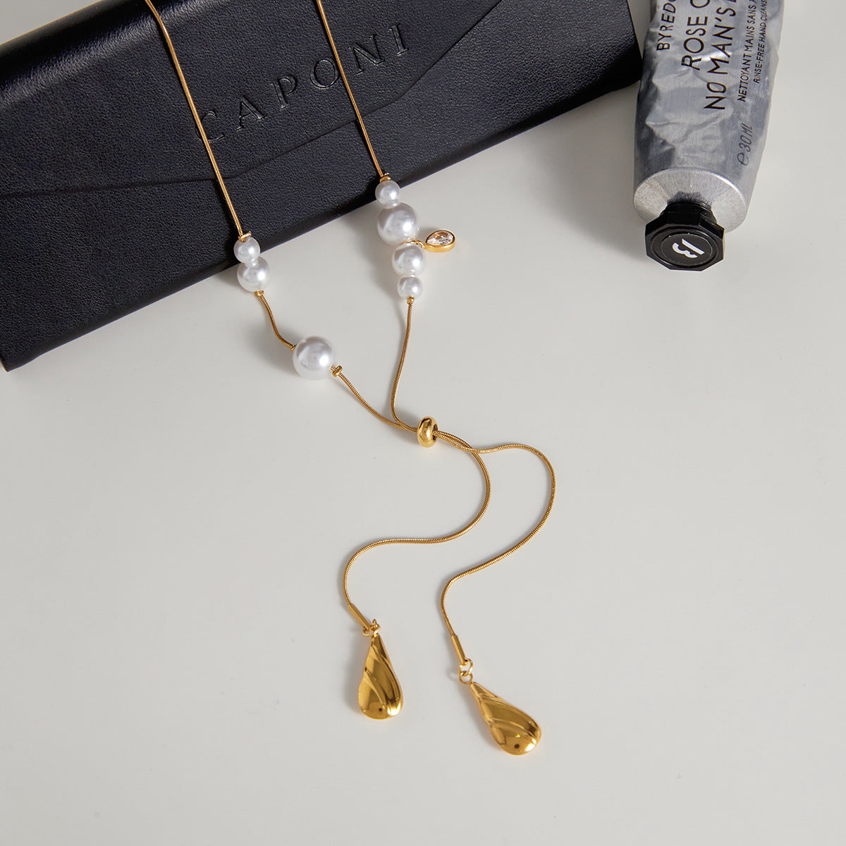 Collana con Pendente Geometrico Minimalista in Acciaio al Titanio con Ciondolo a Goccia Placcato Oro 18K e Placcatura Sottovuoto PVD in Oro per Donna