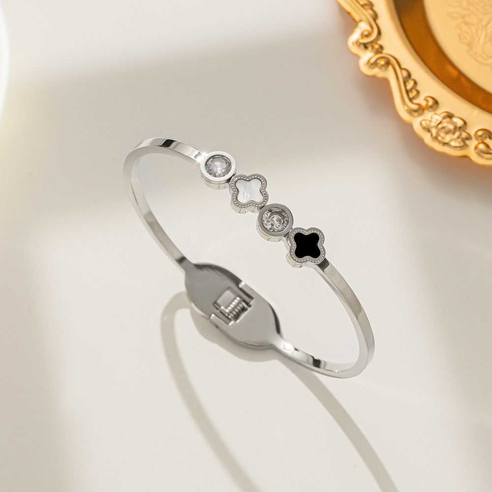 Bracciale alla moda da donna in titanio placcato a forma di trifoglio