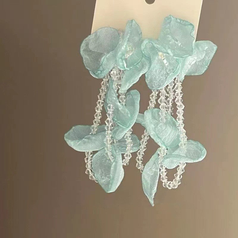 Orecchini floreali delicati con perni in argento, borchie in rame elettrolitico con nappe fluenti, estetica fresca e dolce per donna