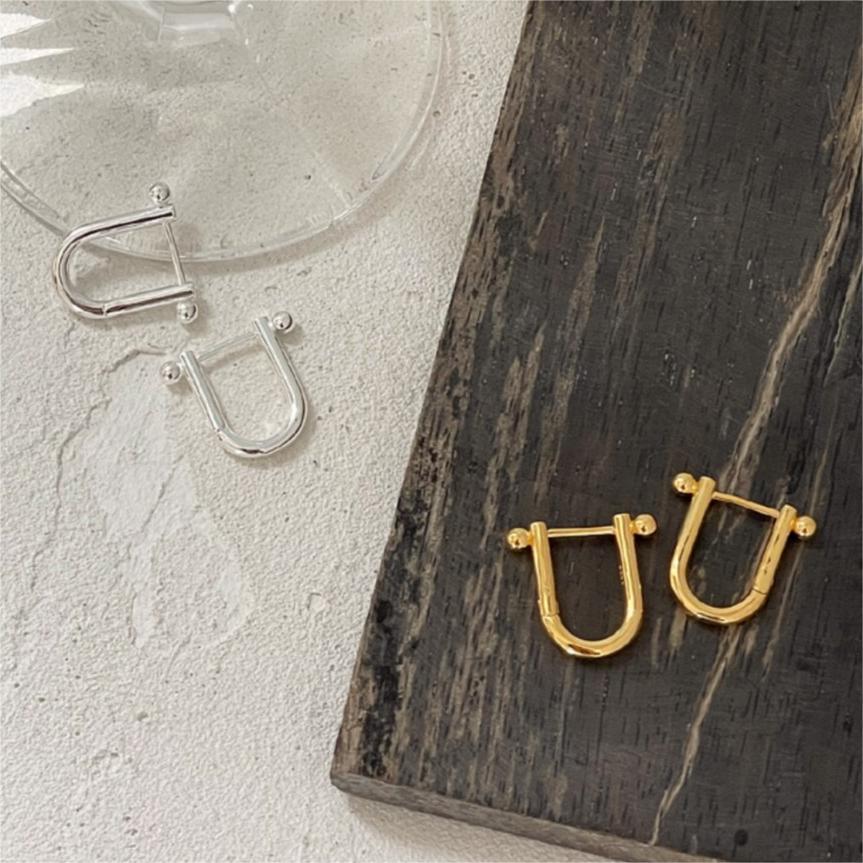 Minimalist Horseshoe-Shaped 925 Sterling Silver Stud Earrings with Polished Finish and Geometric Edge Detail