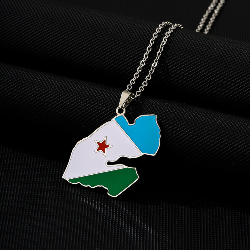 Collar con Colgante de Bandera de Yibuti con Diseño Geométrico Étnico en Acero Inoxidable con Dije de Acero de Titanio y Acabado Galvanizado en Cadena Tipo O