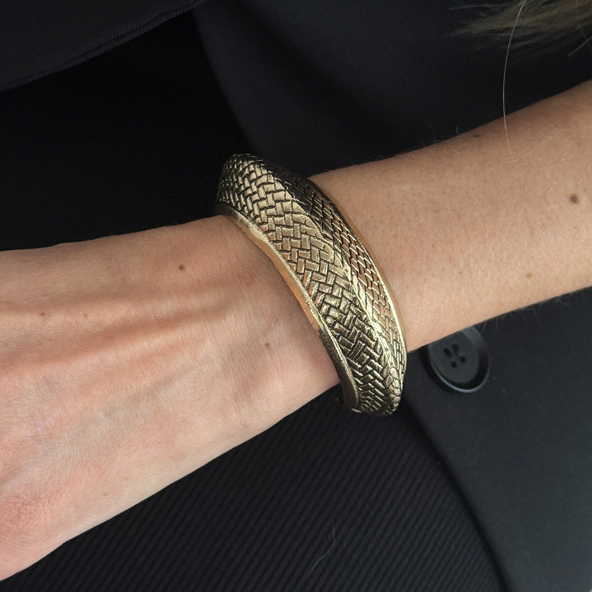 Vintage Geometric Round Zinc Alloy Plated Open Cuff Bracelet with Distressed Texture