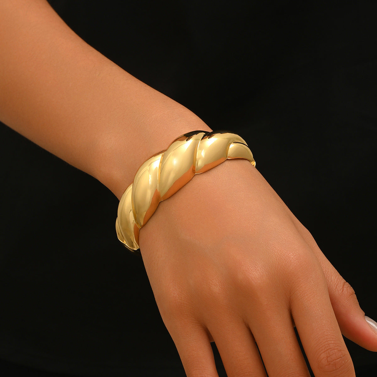 Pulsera rígida torcida minimalista para mujer de aleación de zinc con diseño geométrico y acabado chapado